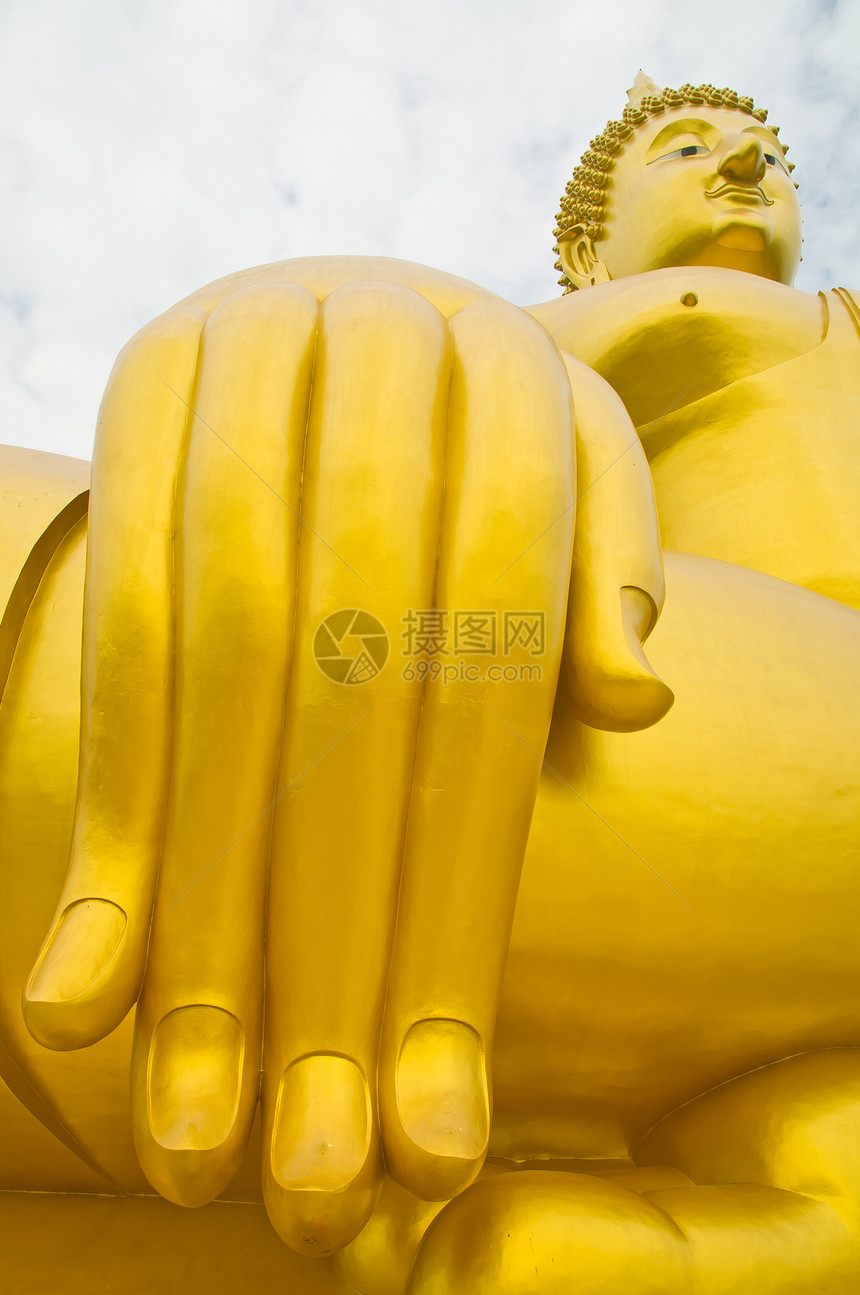 在泰国安东Wat Muang寺的金佛像旅游蓝色宗教精神雕像文化天空数字偶像场地图片