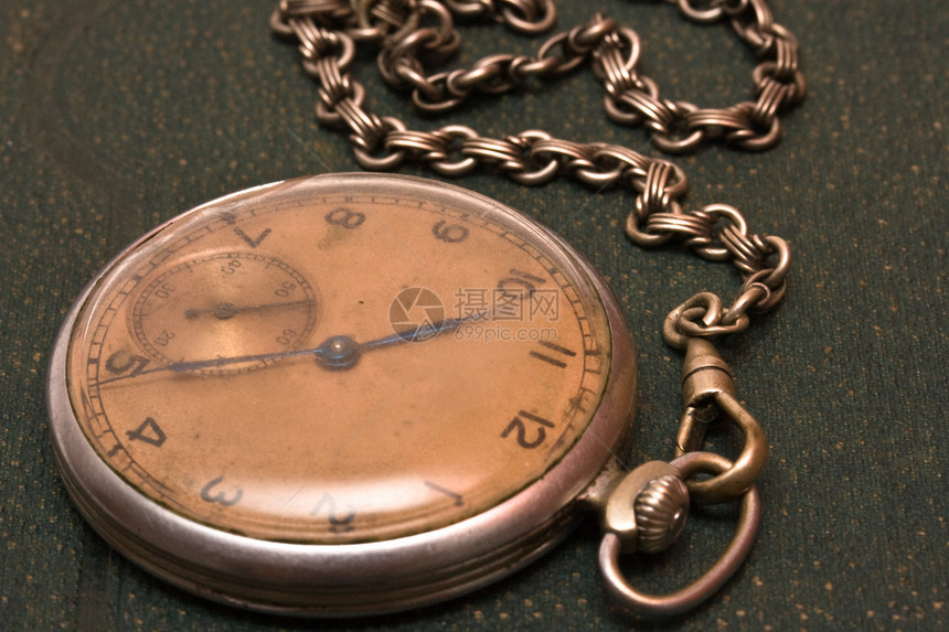 旧时钟 连链落在粗绿色表面手表钟表时间图片