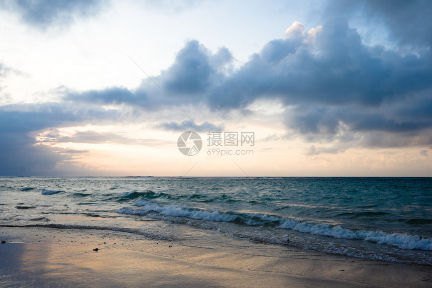 热带日出时的平静海洋和海滩波浪海浪季节地平线天空日落图片