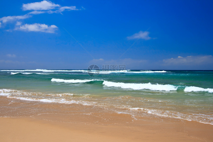 夏天美丽的沙滩晴天孤独天空海洋地平线假期蓝色场景风景旅行图片