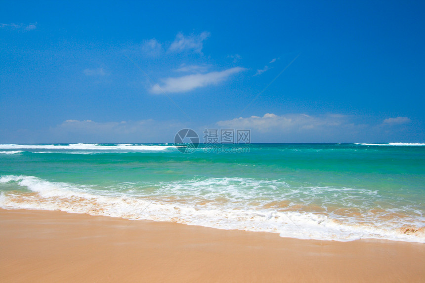 夏天美丽的沙滩海浪天空蓝色场景娱乐旅游海洋假期孤独太阳图片