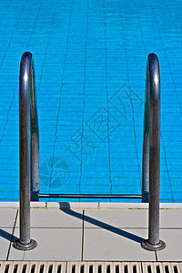 梯子到游泳池楼梯阳光金属游泳脚步假期太阳水池泳池石头背景图片