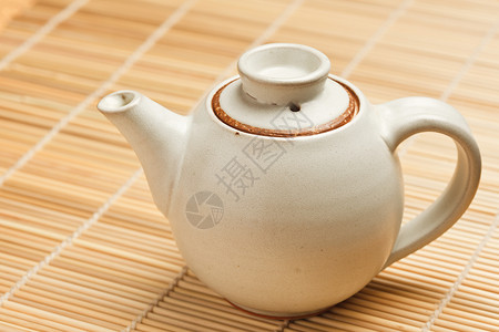 竹垫上中国茶壶竹子制品釉面陶瓷厨房便门桌子陶器高清图片