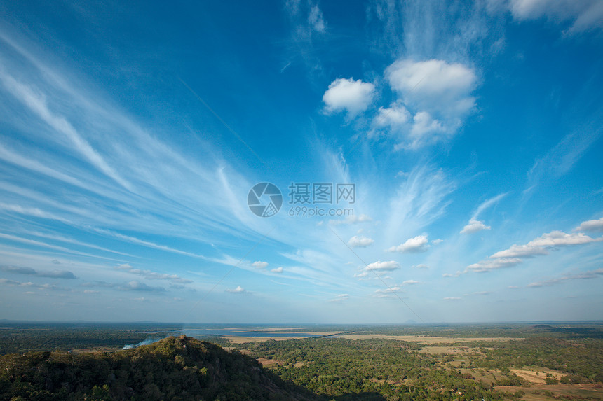 小型山上天空热带绿色山脉蓝色阴影丘陵晴天图片