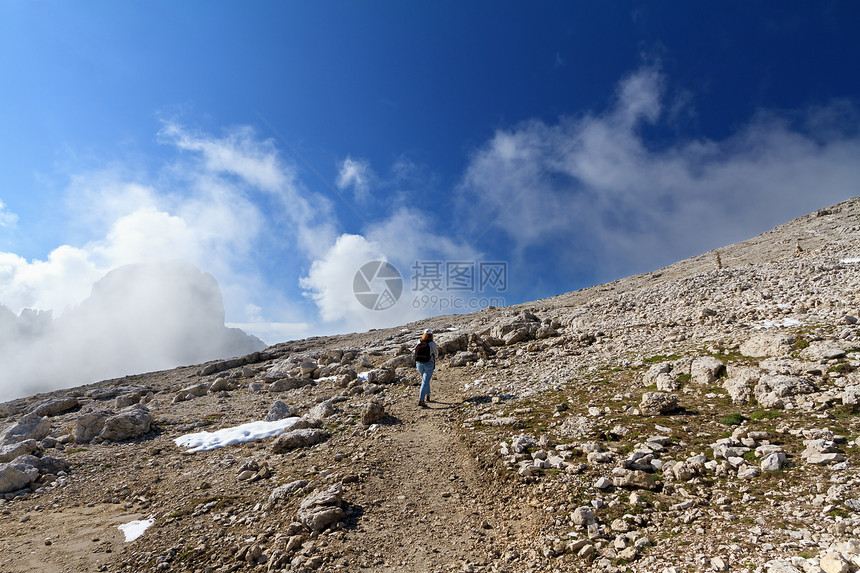 在岩石山上登山的远足者图片