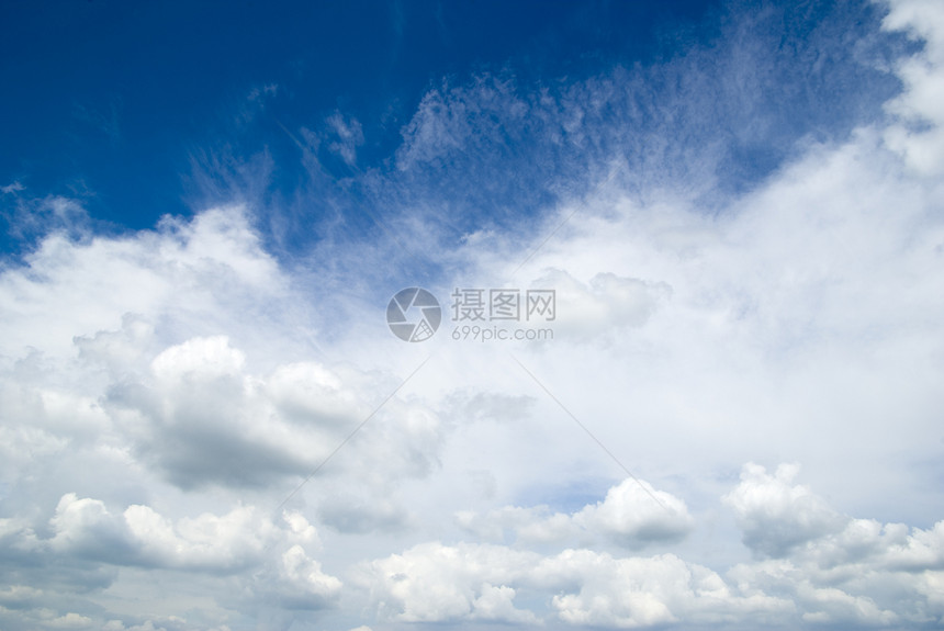 云沉淀天蓝色云景阳光水分天气蓝色季节积雨气候图片