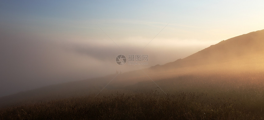 Dorset沿岸的雾状岩石地平线海岸线蓝色风景天空阳光天气反射场景旅行图片