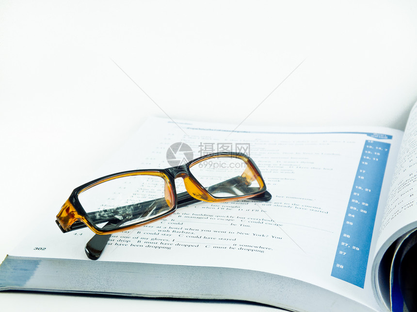挂在书上的眼镜上文学全书商业学生书店知识分子大学老师百科教科书图片
