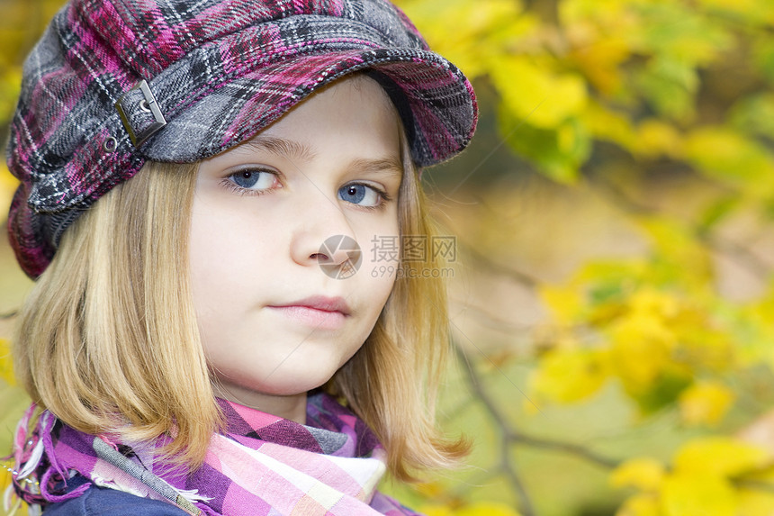 一个可爱小女孩的秋天肖像姿势快乐金发女郎幸福孩子青年公园帽子乐趣女性图片