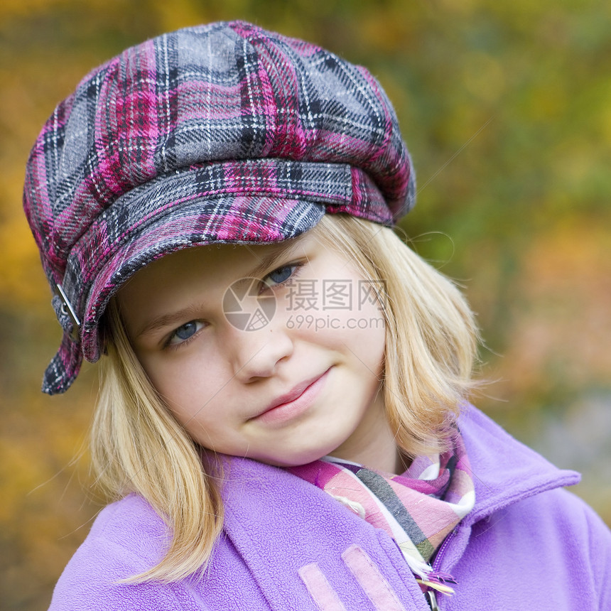 一个可爱小女孩的秋天肖像乐趣快乐金发女郎蓝色生活姿势童年帽子孩子公园图片