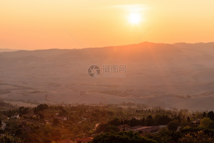 托斯卡尼山庄和雷的风景上出现红日落图片