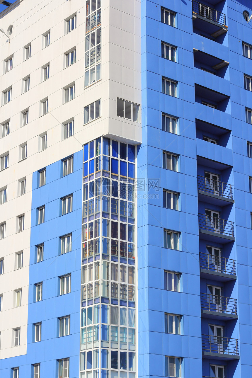 人居住的高楼对着蓝天窗户住宅框架房子摩天大楼建筑学商业公寓阳光技术图片