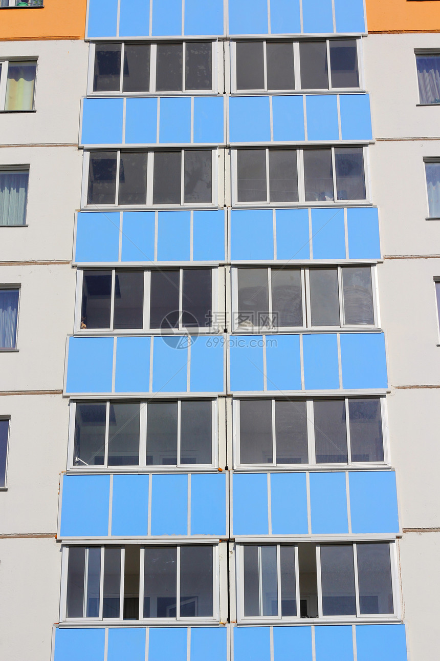 人居住的高楼对着蓝天住宅公寓天空玻璃框架住房商业生活场景房子图片
