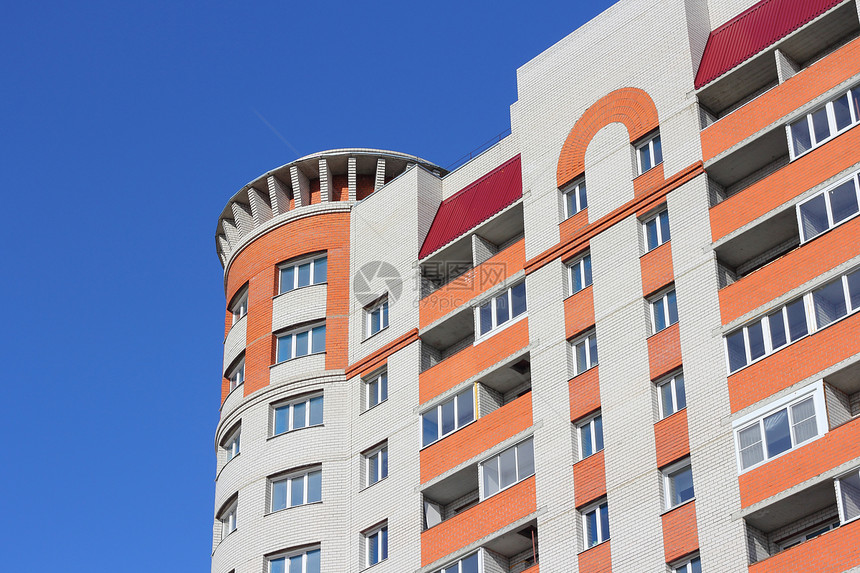 人居住的高楼对着蓝天房子生活场景蓝色框架公寓天空建造住房阳光图片