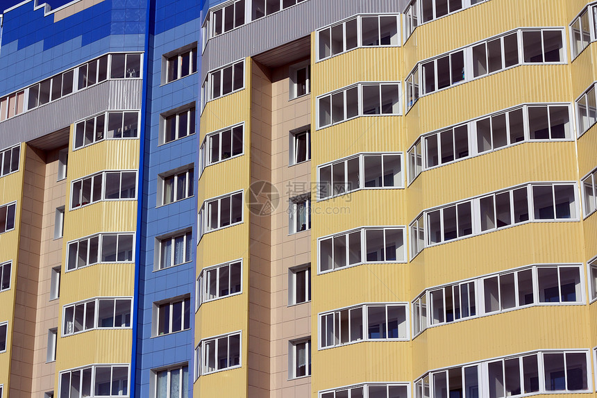 人居住的高楼对着蓝天房子住宅玻璃摩天大楼公寓窗户技术场景蓝色天空图片