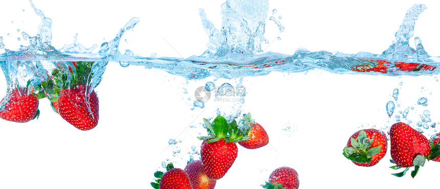 新鲜草莓相撞 与喷洒一起下到水中液体运动波纹食物行动拼贴画蓝色水滴飞溅水果图片