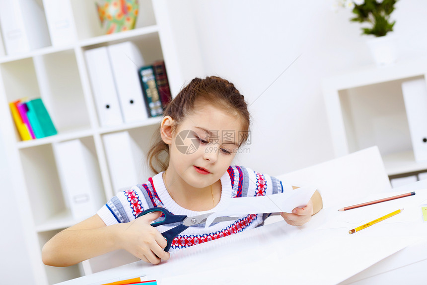 女孩和学习家庭教科书婴儿幼儿园青年女性金发笔记本童年铅笔图片