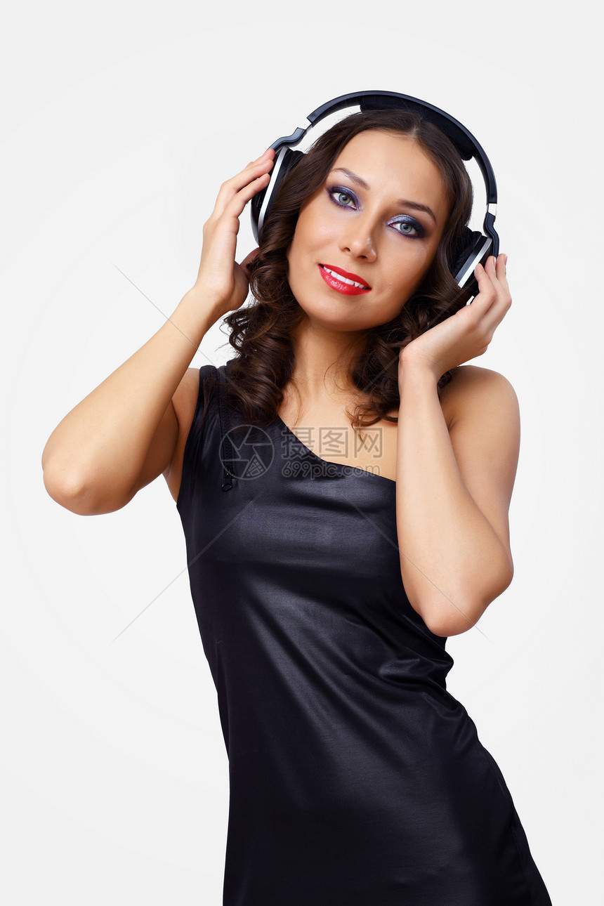 青年妇女戴耳机的肖像闲暇音乐喜悦乐趣女孩女士成人工作室娱乐快乐图片