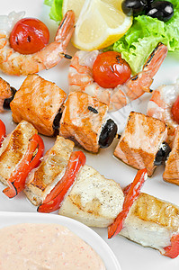 沙拉烧烤烤鲑鱼和虾美食沙拉营养海鲜盘子用餐草药烧烤油炸食物背景