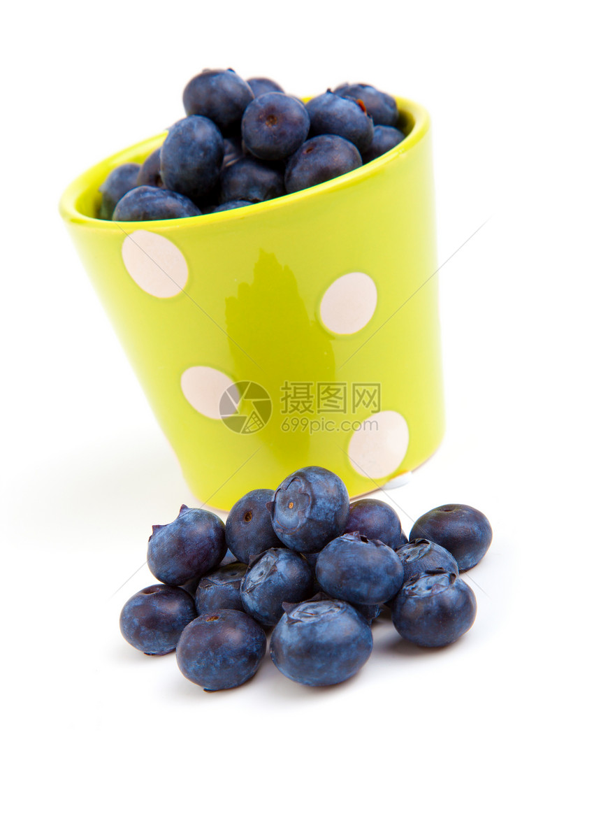 白色背景的绿色杯子上的新蓝莓甜点小吃浆果蓝色活力黑色食物水果图片