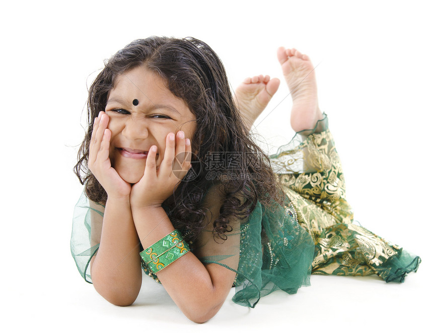 躺在地上的小印度女孩图片