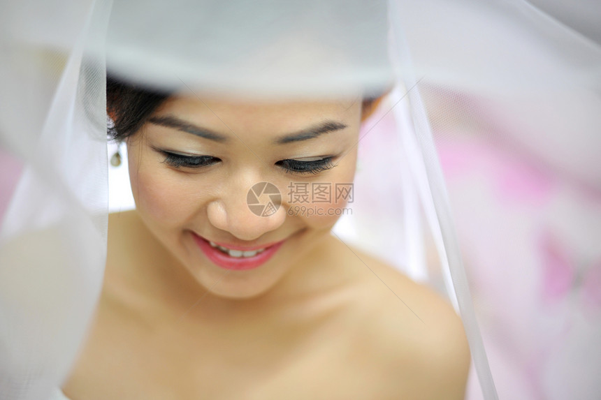 亚洲新娘面纱快乐幸福微笑成人女士女性化妆品婚礼新人图片