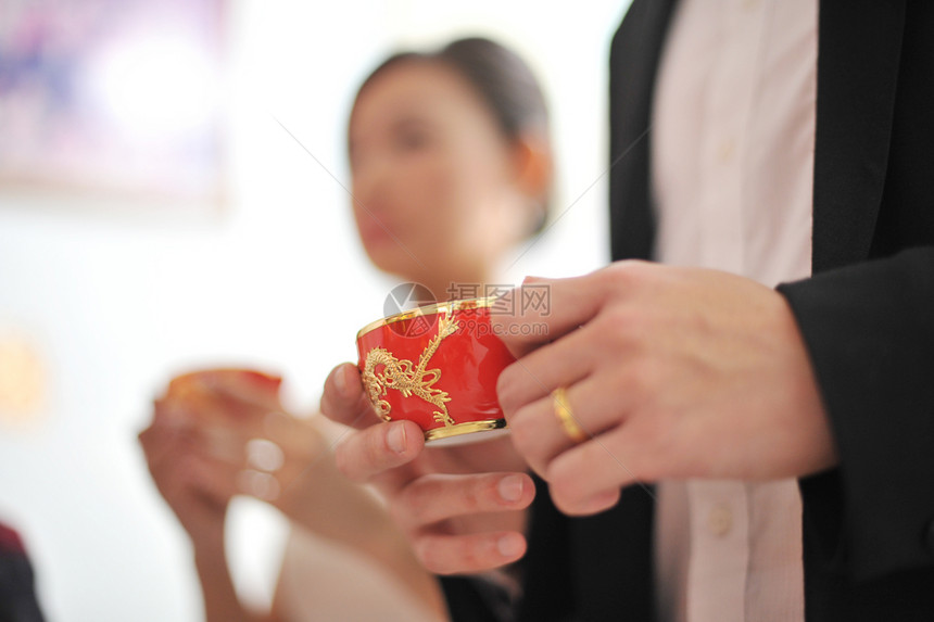 传统的中华婚礼茶茶仪式女士长辈服务婚礼杯子男性家庭夫妻订婚茶碗图片