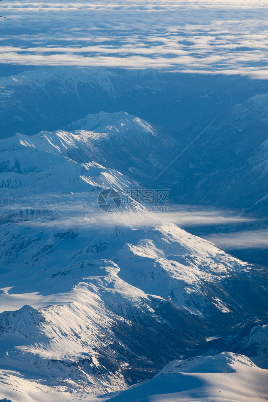 加拿大不列颠哥伦比亚BC积雪峰的空中观察山脉地球阳光旅行太阳寂寞旅游假期雪帽直升机图片