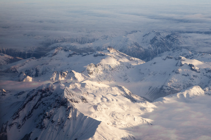 加拿大不列颠哥伦比亚BC积雪峰的空中观察寂寞阳光顶峰地球太阳旅游旅行假期滑雪自由图片