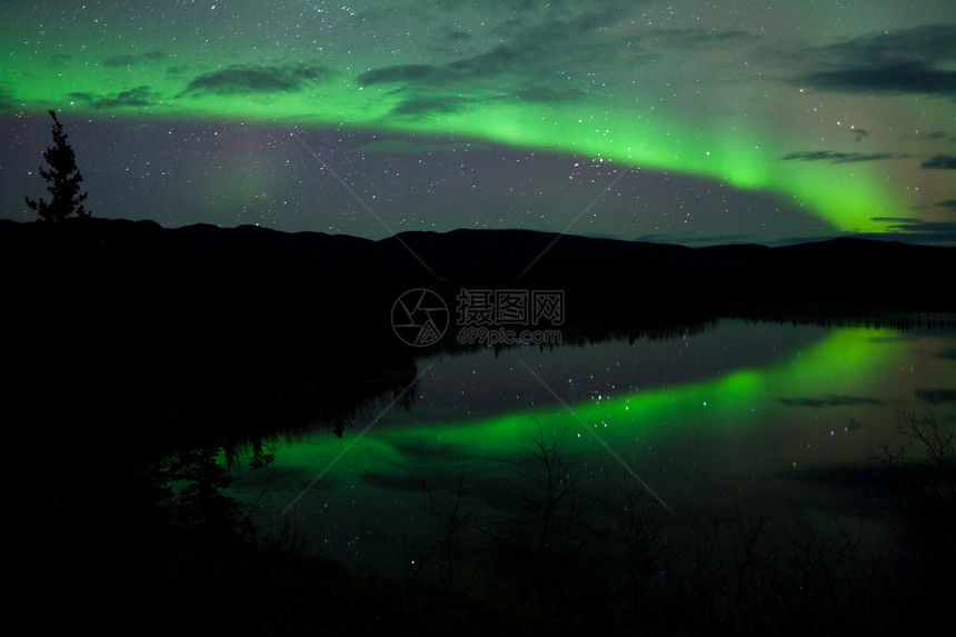 夜天星云 北极光照耀镜子磁层星星反射白马磁场北极星粒子夜星天空图片