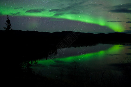 夜天星云 北极光照耀镜子磁层星星反射白马磁场北极星粒子夜星天空背景图片