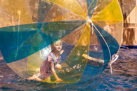 球中的孩子童年空气闲暇滚球假期橡皮软糖水池活动娱乐背景