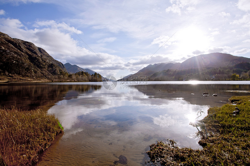 格伦芬南高地苏格兰Loch Shiel湖生态小岛全景季节晴天蓝色天空风景高地幽谷图片