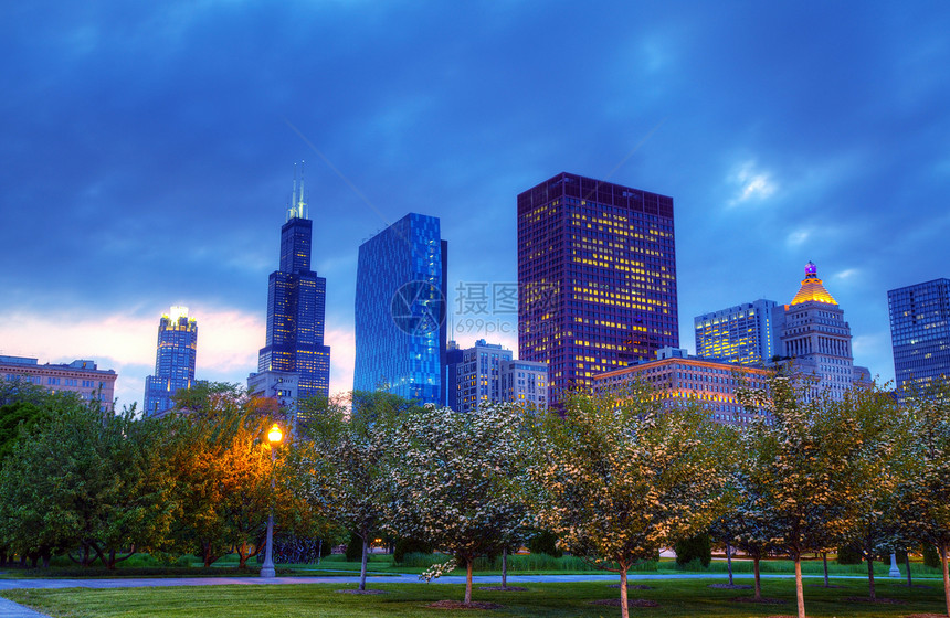 芝加哥市中心 晚上IL办公室公园风景建筑学蓝色景观场景金融摩天大楼天际图片