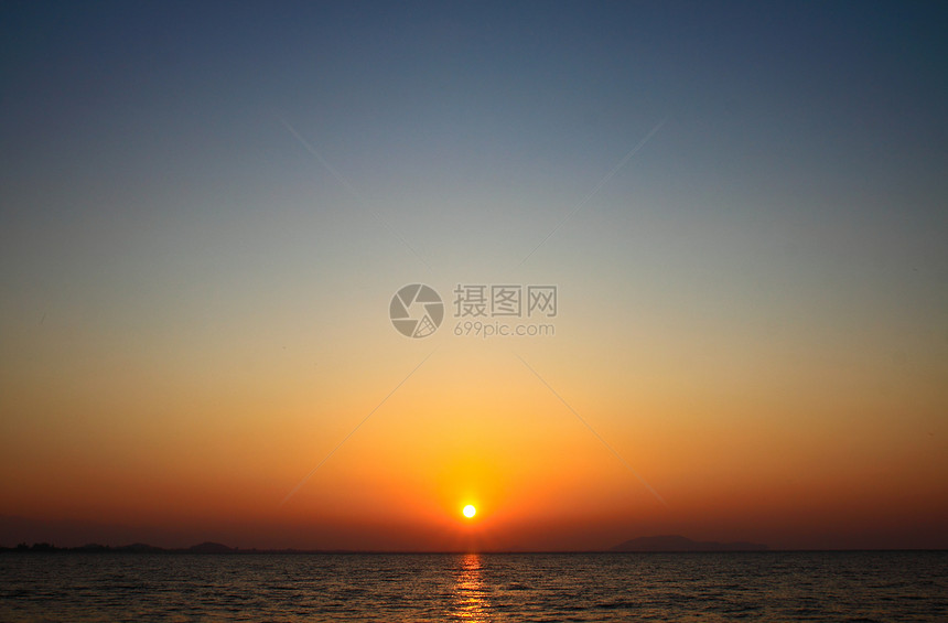 美丽的日出在海面上天堂海岸线地平线天空太阳海滩海浪天气反射蓝色图片