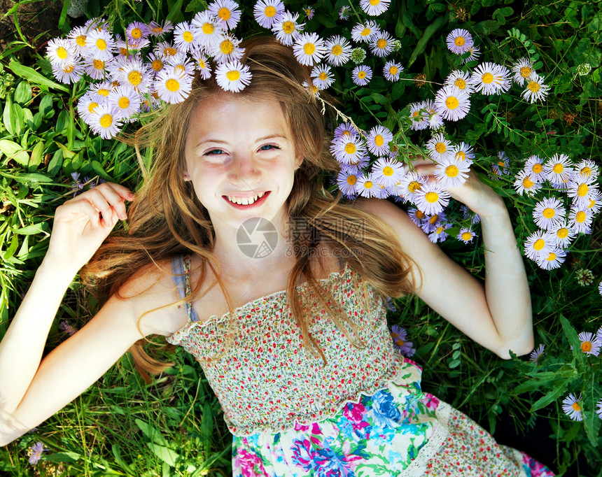 少女躺在草地上幸福快乐喜悦休息青年微笑说谎绿色女孩头发图片