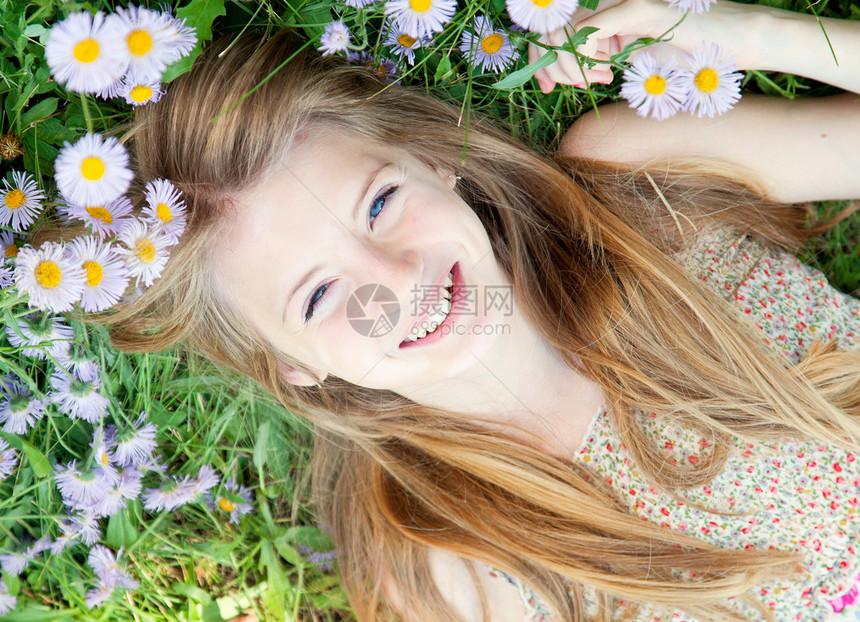 少女躺在草地上女孩女士说谎青春期乐趣青年微笑喜悦头发休息图片