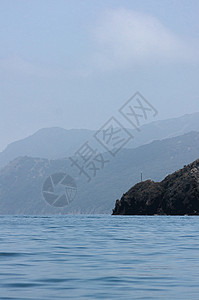 卡塔利娜岛圣卡塔琳娜岛旅行游艇海洋港口阴霾悬崖岩石背景