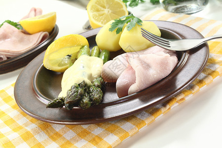 配辣椒酱的阿斯帕拉古火腿食物桌面盘子季节香菜设置草药黄油蔬菜背景图片