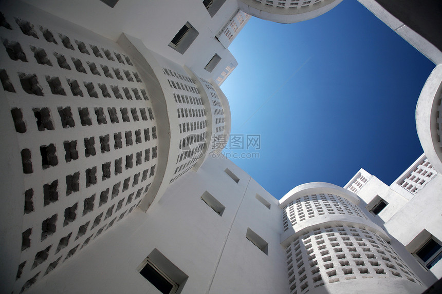 住宅楼建筑艺术庭院建筑物天空蓝色窗户白色圆弧图片