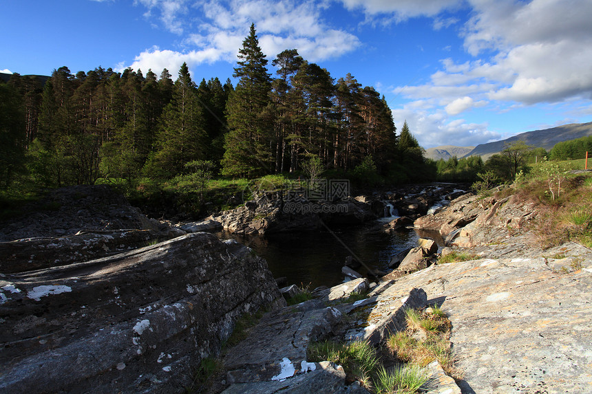苏格兰高地的瀑布场景风景环境天空森林阳光岩石图片