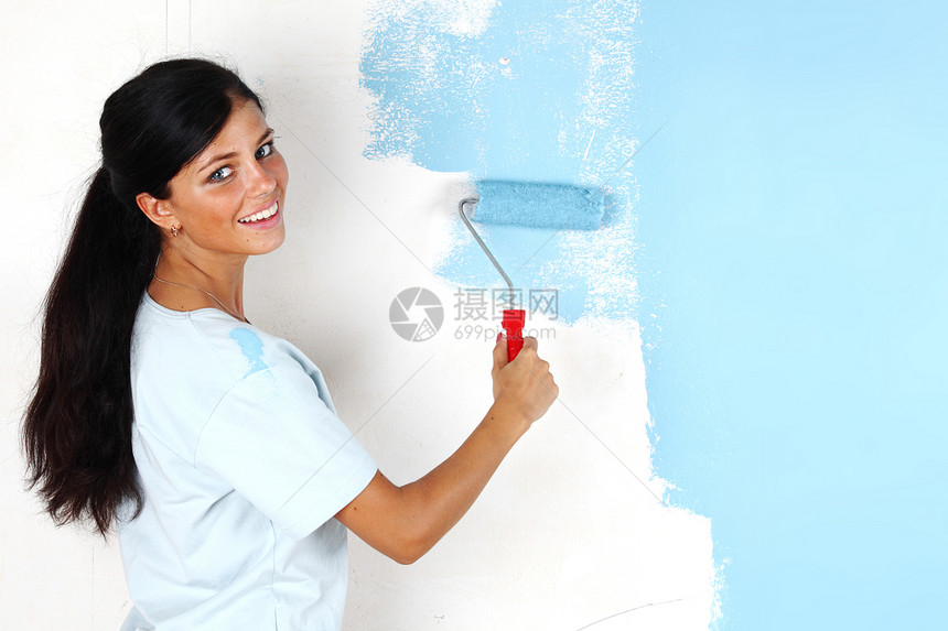 墙上涂着女人的油漆项目房间设计师画家刷子工具女士女性屏幕房子图片