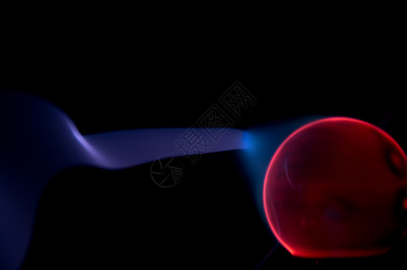 红和蓝等像球电灯闪电火花电荷能量电压红色背景图片