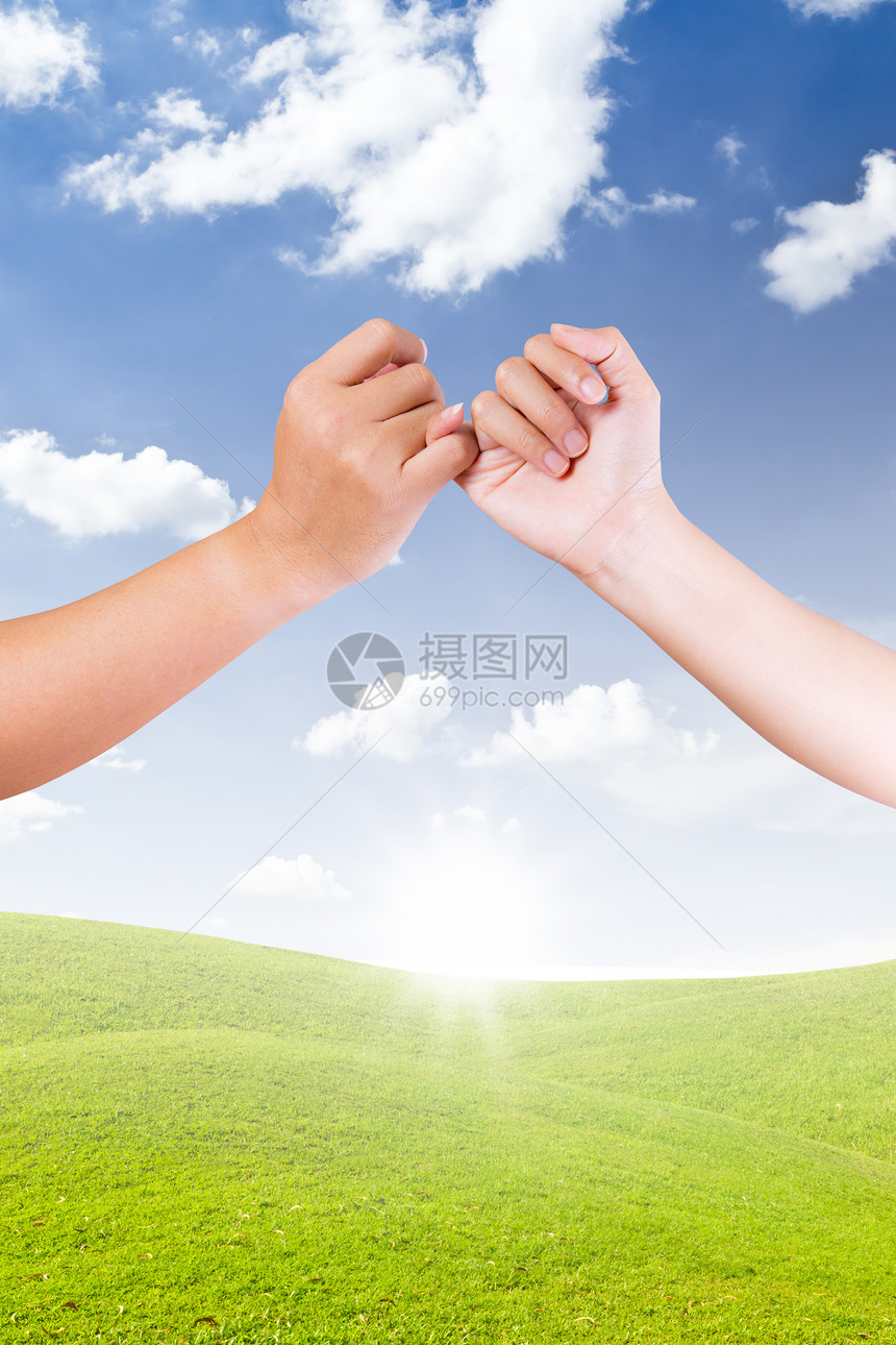 手接手指已婚女性朋友皮肤天空帮助友谊夫妻女孩草地图片