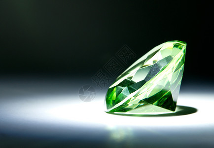 面对的绿色宝石高清图片