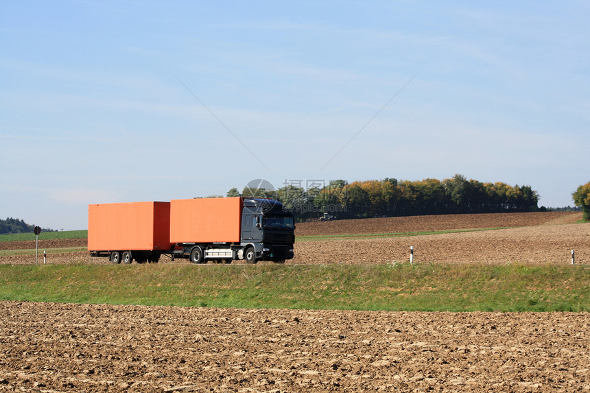 卡车在路上柴油机出口驾驶后勤运输车燃料车辆物流库存司机图片
