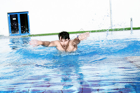 游泳池中的动态游泳运动员女士竞赛男人成人力量蝴蝶活力游戏车道海浪背景图片
