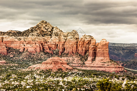 亚利桑那州红岩山脉塞多纳沙漠红色岩石多云风暴山脉背景图片