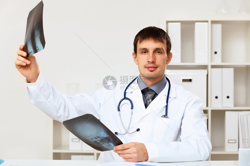 穿白制服的年轻男医生医师幸福微笑护士药品临床职业工作诊所男性图片