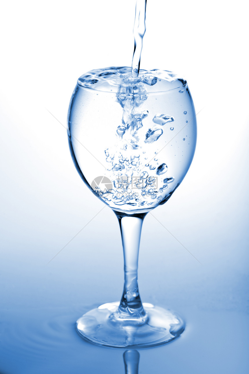 倒入玻璃中的水酒精飞溅溪流海浪液体调子运动活动生态水滴图片